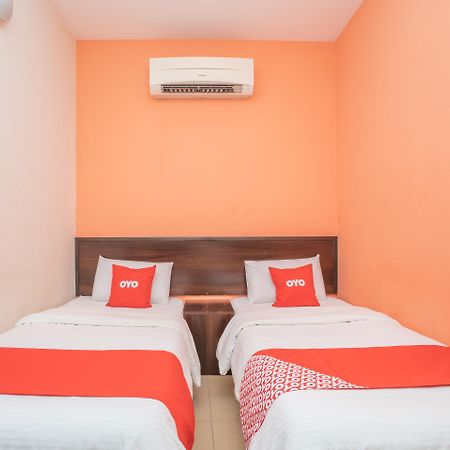 Oyo 44078 The Island Hotel Kampong Pasir Bogak Exterior foto