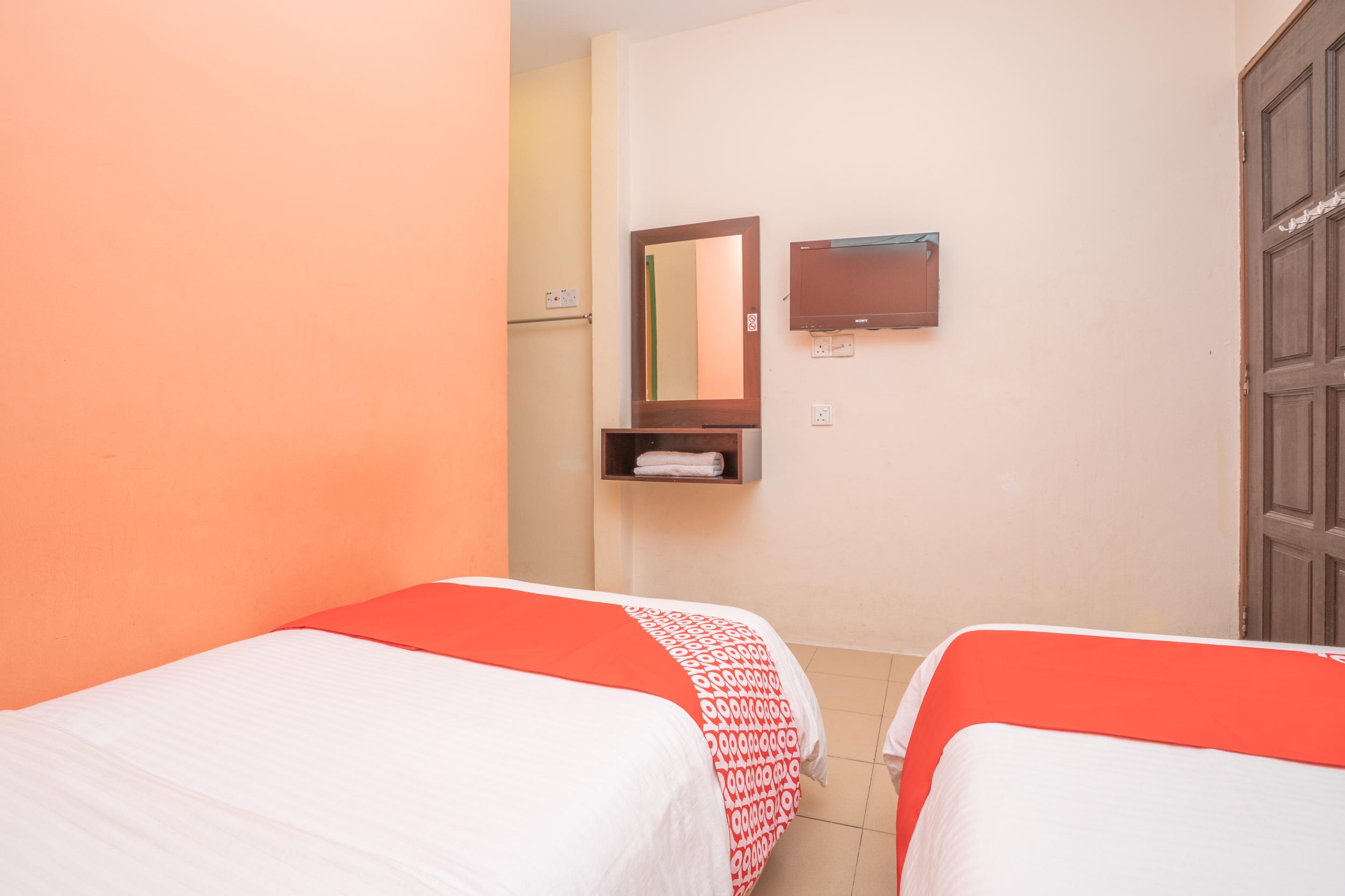 Oyo 44078 The Island Hotel Kampong Pasir Bogak Exterior foto